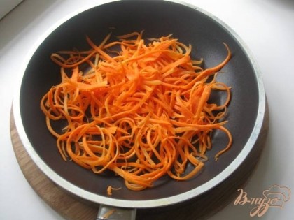 Морковь режем соломкой и обжариваем на растительном масле.