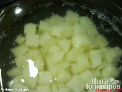 Картофель нарезать кубиком, добавить в суп