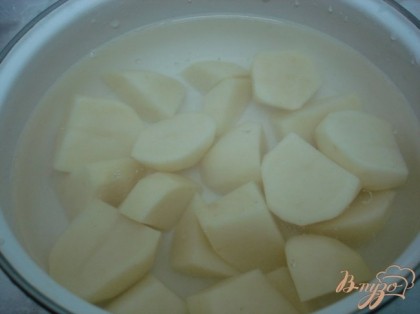 Картофель сварить в 0,5л воды,не солить, вынуть из отвара, сделать пюре и отправить его в отвар.