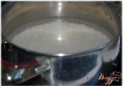 Отвариваем рис в подсоленной воде. А вообще это вариант, если у вас есть остатки готового риса (как у меня).