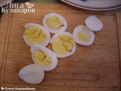 Яйцо сварить и нарезать кружочками