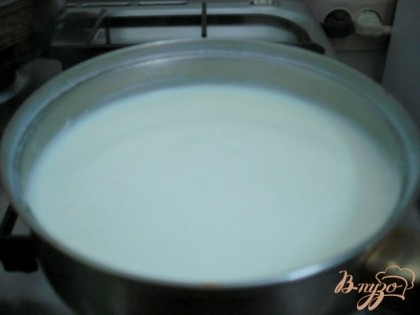 Вскипятить 1 литр молока, добавить в него 1 ст. ложку крупной соли.
