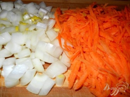 Лук режем кубиками. Морковь трем на терке.