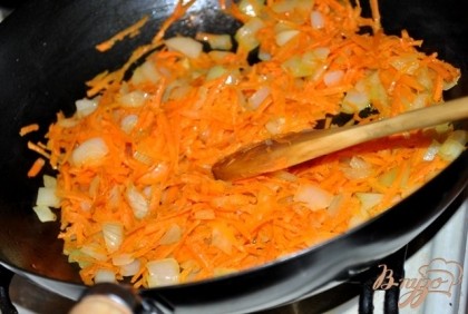 В глубокой сковороде слегка обжариваем лук с морковью.