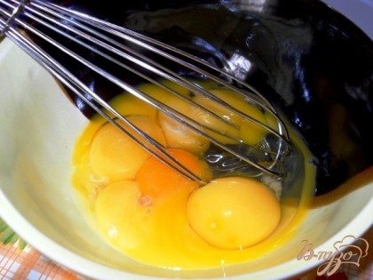 Яйца слегка взбиваем с молоком. Солим, перчим, перемешиваем, отставляем в сторону.
