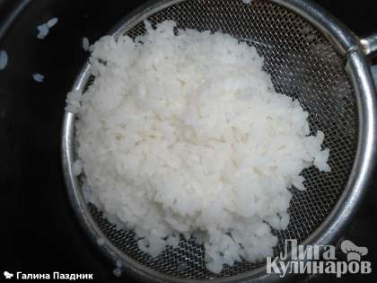 Рис отварить до полуготовности.