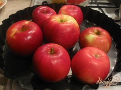 Яблоки моем и выкладываем в сковороду.