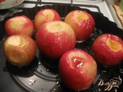 Ставим в духовку и выпекаем минут 25-30. Все зависит от сорта яблок и размера.
