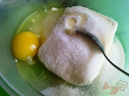 Пока запекается тыква, готовим одну из смеси для запеканки - творожную. Для это  смешиваем творог, половину манки, сахара и одно яйцо, добавляем ванилин.