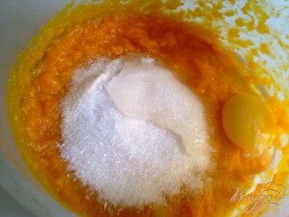 Добавляем оставшийся сахар, манку и яйцо, перемешиваем - вторая масса для запеканки готова