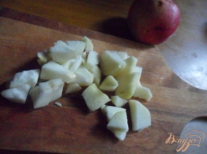 Яблоки очистить, удалить сердцевину и нарезать кубиками.