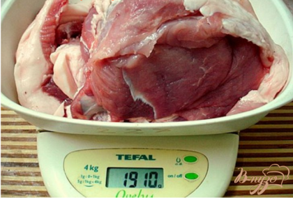 Свиное мясо и кусочки сала 1кг 900г