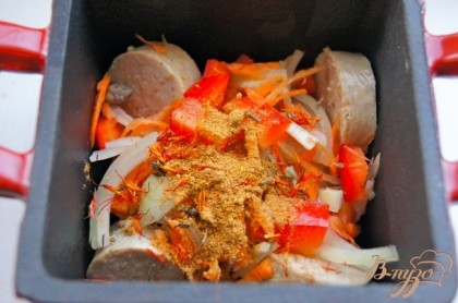 На нут кладем колбаски, морковь ( натерла на терке) сладкий перец , лук порезанные на средние кусочки, специи