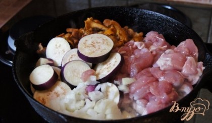 курицу, баклажаны, лук, грибы обжарить на сливочном масле .