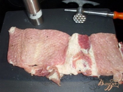 Мякоть свинины надрежем, развернем в пласт толщиной 1,5 см и хорошенько отобьем, посолим и поперчим.