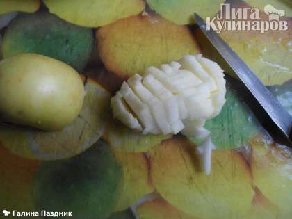 Яблоки очистить и мелко порезать кубиками, положить на кукурузу, а сверху полить майонезом