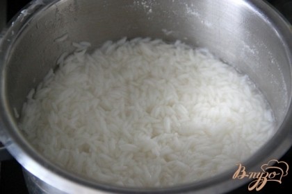 Отварить рис: на 1 ст риса надо 2 стакана воды. Рис промыть, залить горячей водой, довести до кипения, закрыть плотно крышкой и варить на медленном огне, пока рис не впитает всю воду.