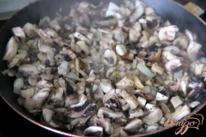  а затем добавить грибы и отварной рис.