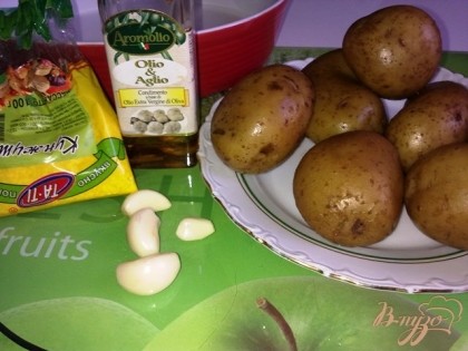 Затем картофель заливаем на пару минут холодной водой, чистим чеснок.
