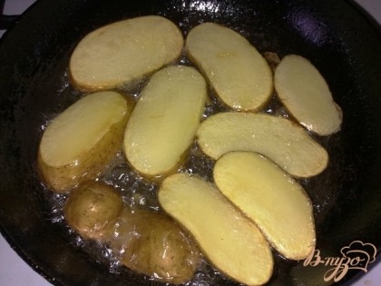 На сковороду наливаем оливковое масло с чесноком доводим до кипения и кладем зубчики чеснока на пару минут, затем достаем чеснок и выкладываем кружочки картофеля.