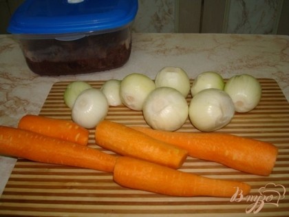 Лук и морковь мелко порезать и пожарить на сливочном масле.