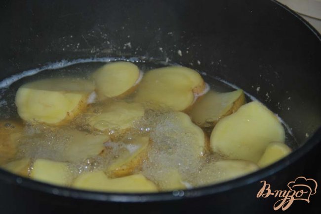 Картофель моем в кожуре, перерезаем пополам вдоль и варим до полуготовности в подсоленной воде. Я варила сразу много картофеля. Сливаем воду и даём картофелю немного остыть.