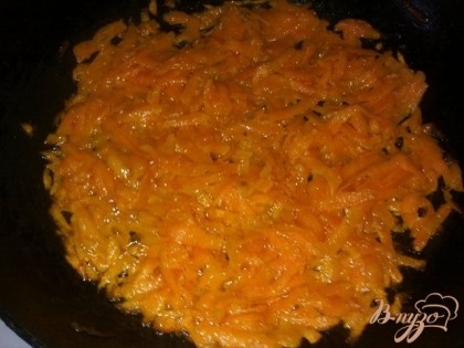Трем морковку на терку и обжариваем в небольшом количестве масла.