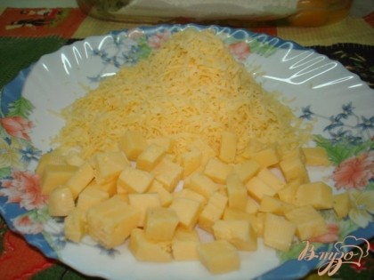 Половину сыра потереть, вторую порезать мелкими кубиками.