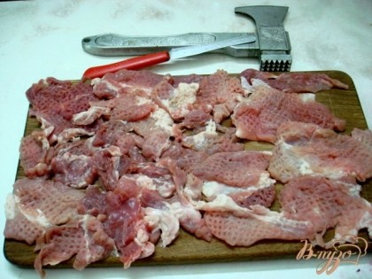Мясо нарезать на небольшие кусочки, пробовали с большими, получается не так вкусно.Отбить.Посыпать специями и поставить мариноваться на 2-3 часа.