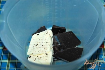 Сливочное масло и горький шоколад расплавляем в микроволновке (можно на водЯной бане).
