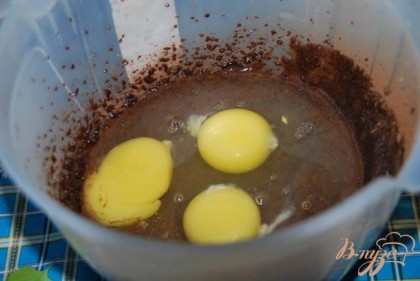 Добавляем какао-порошок, ром (ликёр), сметану, яйца и взбиваем.