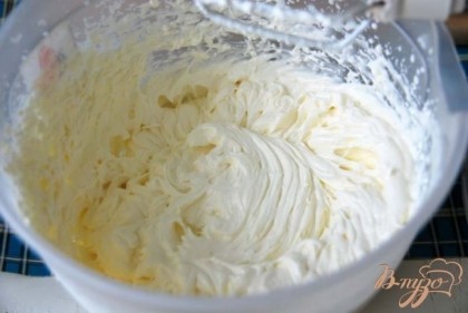 Делаем крем. Взбиваем сливки и 100 гр сахара, добавляем маскарпоне или любой другой творожный сыр, взбиваем.