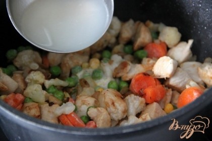 Добавить на сковородку с курицей и овощами  замороженный горошек, морковь, сливочное масло и потом -  немного воды от варки пасты.  Протушить всё вместе 5-7 мин.