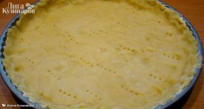 Раскатать тесто в круг на форму 28 см. Форму смазать маслом и выложить тесто. Обрезать края и сделать несколько проколов вилкой. Отправьте тесто в холодильник, пока будете готовить яблоки.