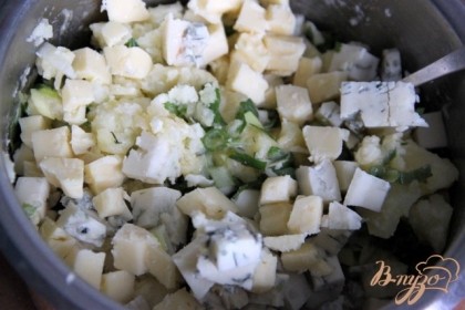 Добавить в картофельное пюре яйцо, зелень, лук, сыр.
