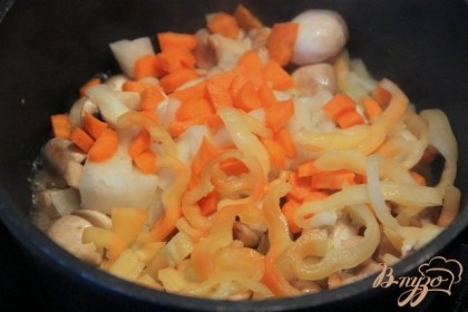 Мелко нарезать лук, морковь и перец. Добавить к грибам, тушить всё вместе, помешивая.
