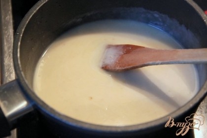 Сварить соус бешамель: на медл.огне, на сливочном масле подрумянить муку, понемногу добавлять молоко, быстро помешивая, не допуская комочков. Добавить столько молока, чтобы соус стал однородным.