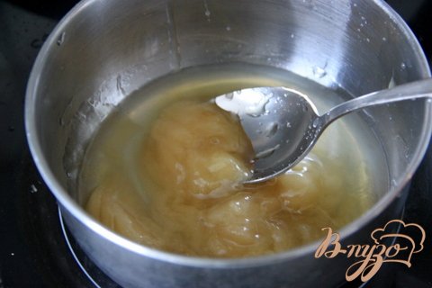 Соус: 3 ст. ложки меда смешать с лимонным соком и водой