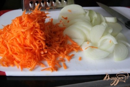Морковку натереть на крупной терке, а лук - нарезать полукольцами.