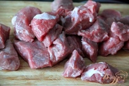 Мясо зачистить от жилок и нарезать порционными кусочками.