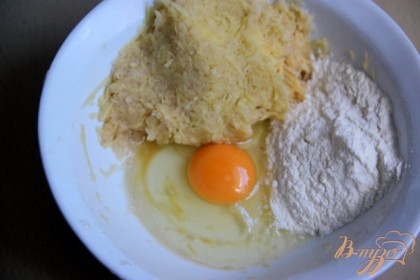 Натереть картофель на средней терке, посолить. Дать постоять 5 мин, сок отжать. Добавить яйцо, муку. Таким образом мы приготовили картофельный кляр!