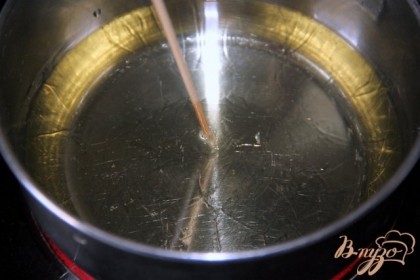 Нагреваем растительное масло для фритюра. "Готовность" масла покажет деревянная лучина: если вокруг неё появляются пузырьки, можно  шарики жарить.