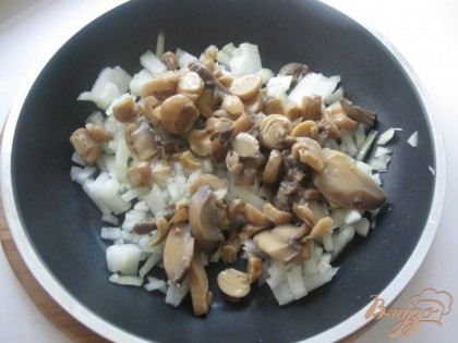 Мелко режем лук и поджариваем на растительном масле с грибами.