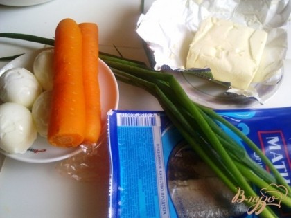 Теперь приготовим начинку для багета. За ранее достанем сливочное масло, оно должно быть мягким,отварим и почистим морковь и яйца.
