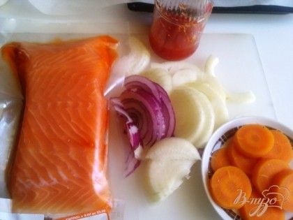 Нарезаем кружочками морковь, полукольцами белый и красный салатный лук. Нарезаем укроп.Из сметаны, укропа, чеснока готовим соус.