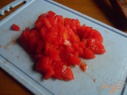 Подготовить помидоры - консэ (обесшкурить и нарезать кубиками).
