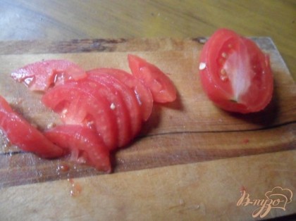 Вымытые помидоры нарезать дольками.