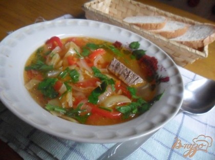 Суп подавать горячим с зеленью и сметаной (мне её не рекомендуют, поэтому в тарелке сметаны нет)