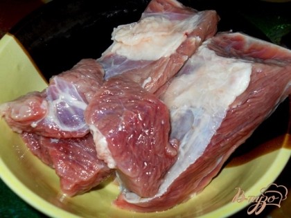 Мясо провыть, дать стечь. Воду закипятить, вкинуть мясо, немного посолить, добавить лавровый лист, перец горошком. Варить 30 мин., снимая пену.