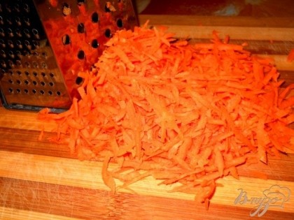 Натереть на крупной терке морковь, отправить в кастрюлю следом за луком.